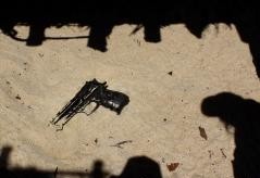 Eine schwarze Pistole auf schwarz-braunem Hintergrund