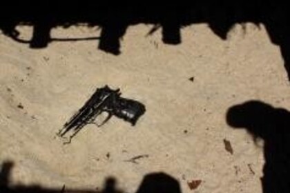 Eine schwarze Pistole auf schwarz-braunem Hintergrund