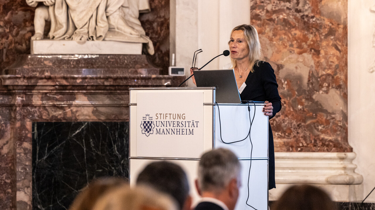 Sabrina Scherbarth GF Stiftung am Rednerpult