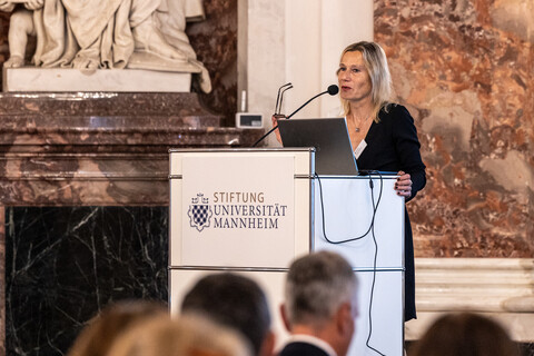 Sabrina Scherbarth GF Stiftung am Rednerpult 