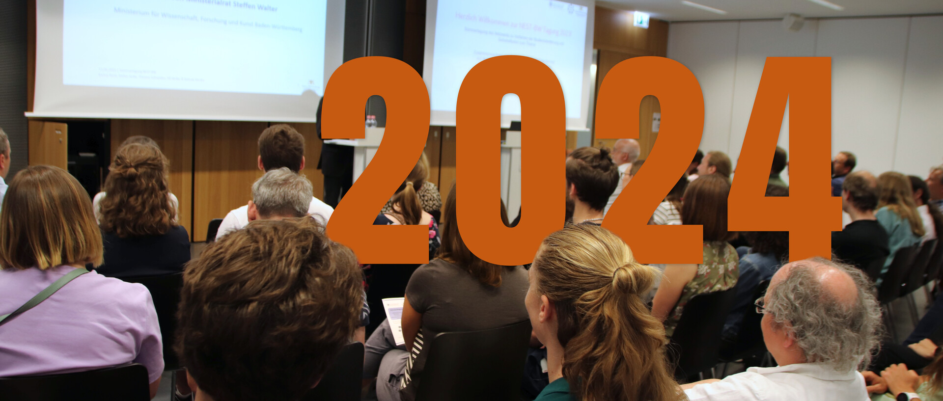 Publikum bei einem Vortrag mit einer großen 2024 hinterlegt.