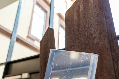 Metallskulptur mit Glaselement in der Eingangshalle der Universität Mannheim
