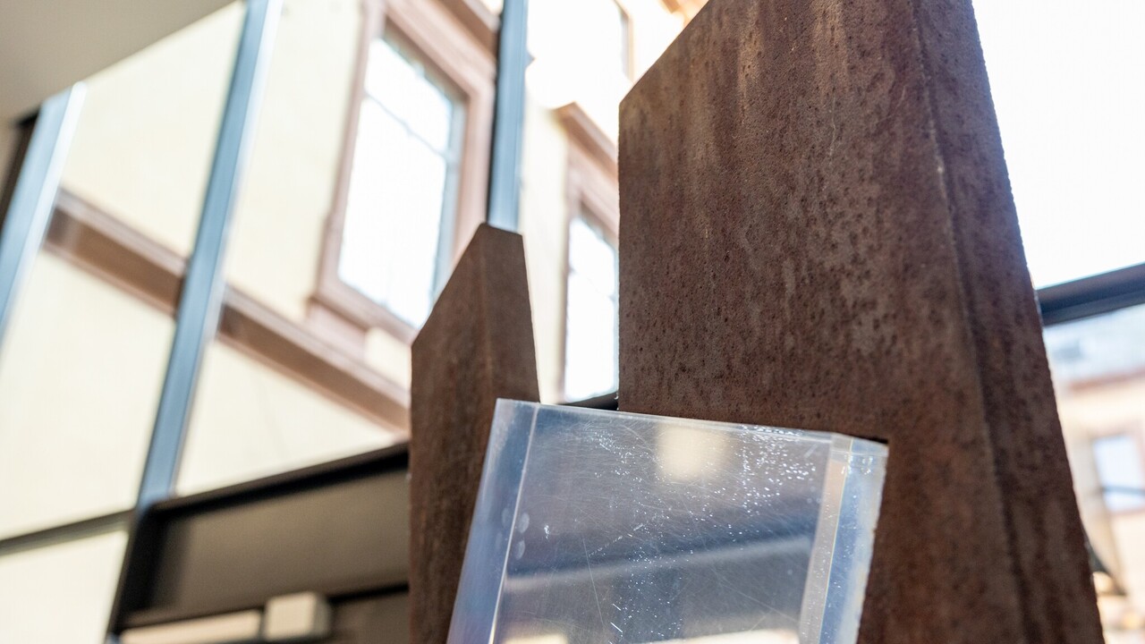 Metallskulptur mit Glaselement in der Eingangshalle der Universität Mannheim