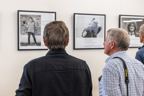 Gäste bei einer Vernissage