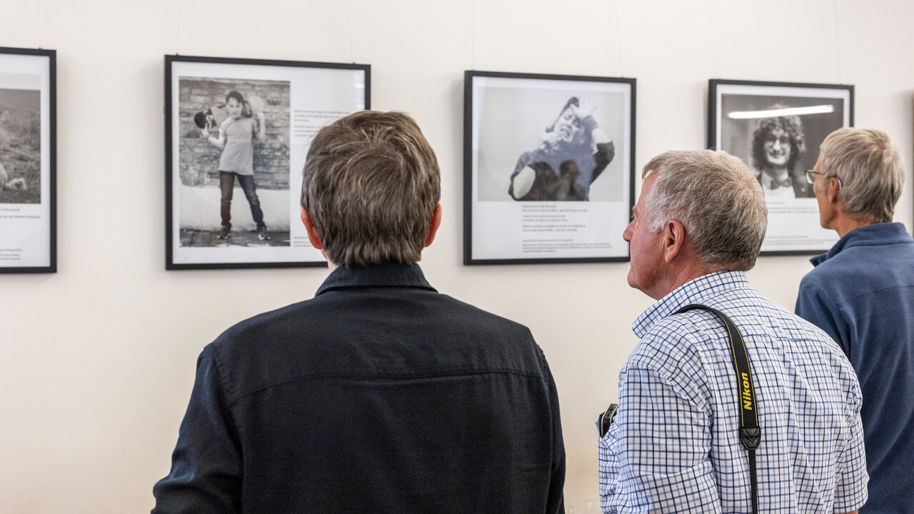 Gäste bei einer Vernissage