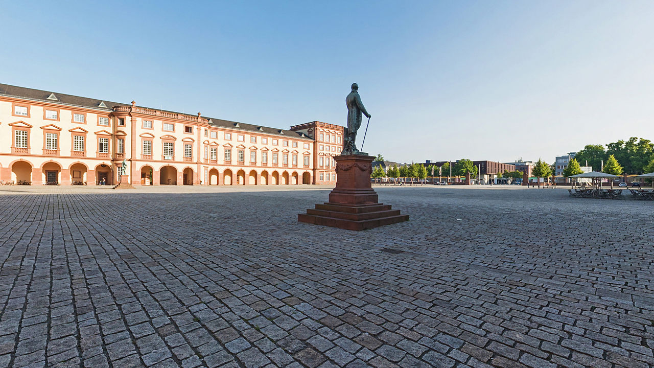 Blick auf den Rücken der Karl-Friedrich-Statue und den weitläufigen Ehrenhof