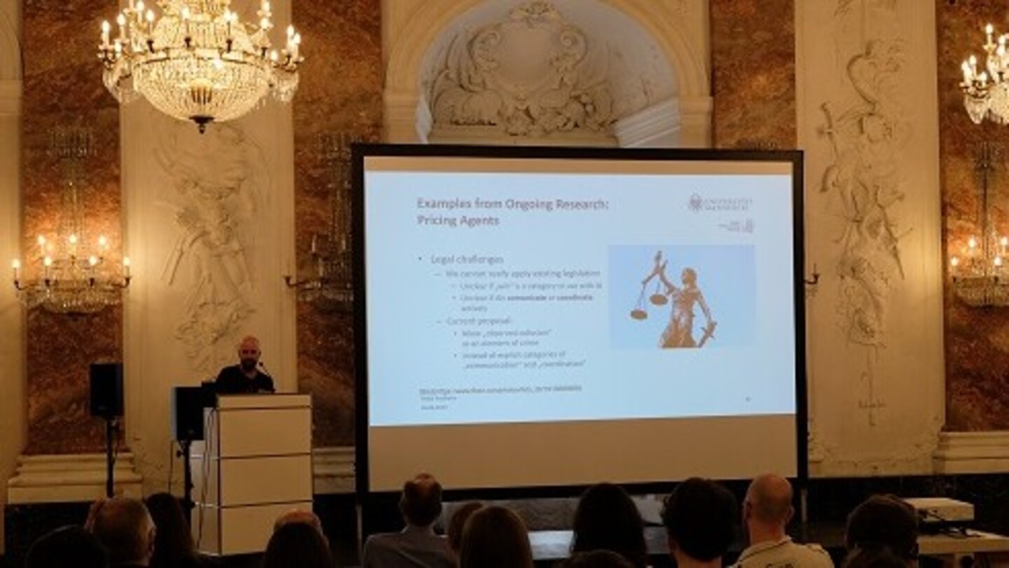Picture showing presenter with his presentation in the Mannheim Palace