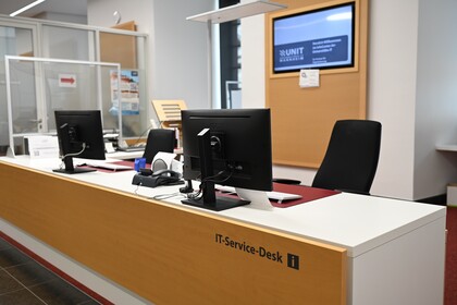 Die Theke des IT-Supports mit der Aufschrift IT-Service-Desk.