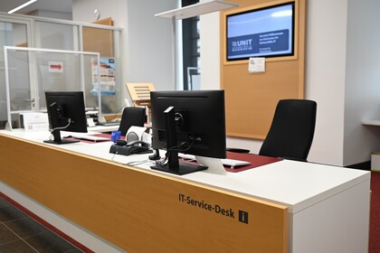 Die Theke des IT-Supports mit der Aufschrift IT-Service-Desk.