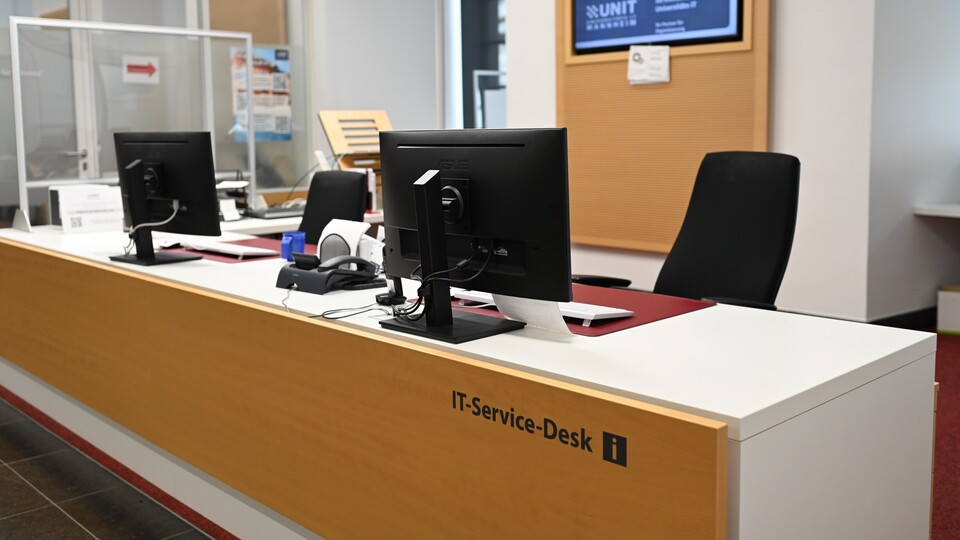 Die Theke des IT-Supports mit der Aufschrift IT-Service-Desk.