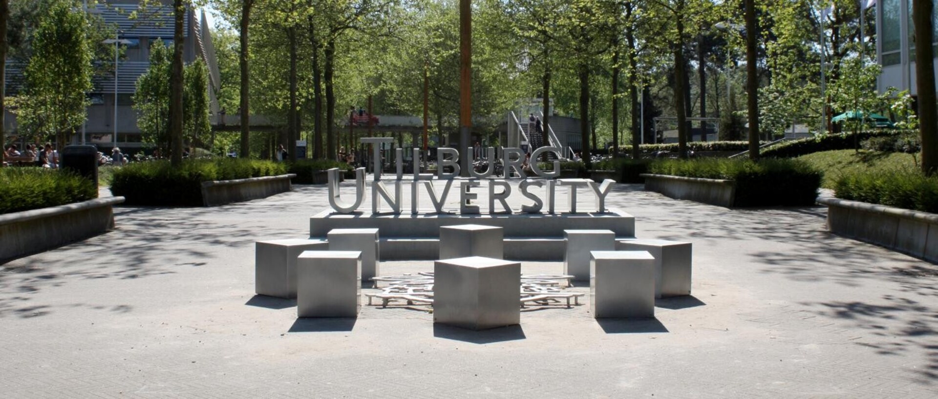 Eine Skulptur mit dem Schiftzug "Tilburg University" auf dem Campus.