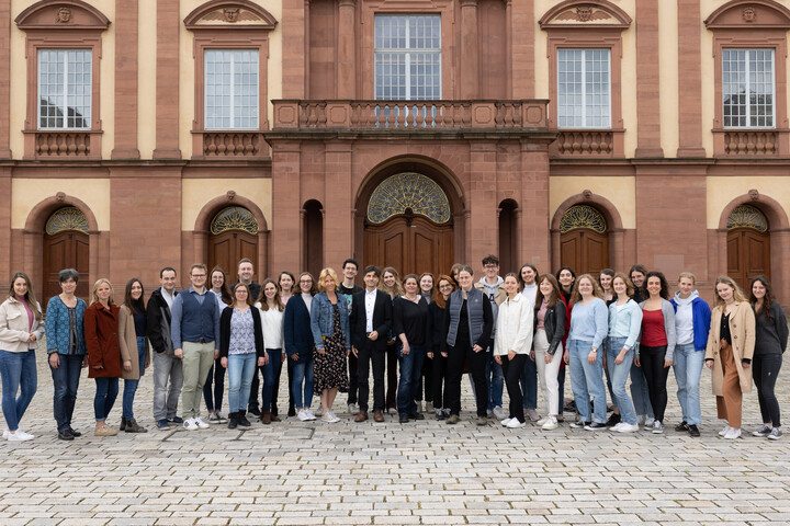 Die Mitarbeiter*innen der psychotherapeutischen Hochschulambulanz und des Lehrstuhls am Otto-Selz-Instituts.