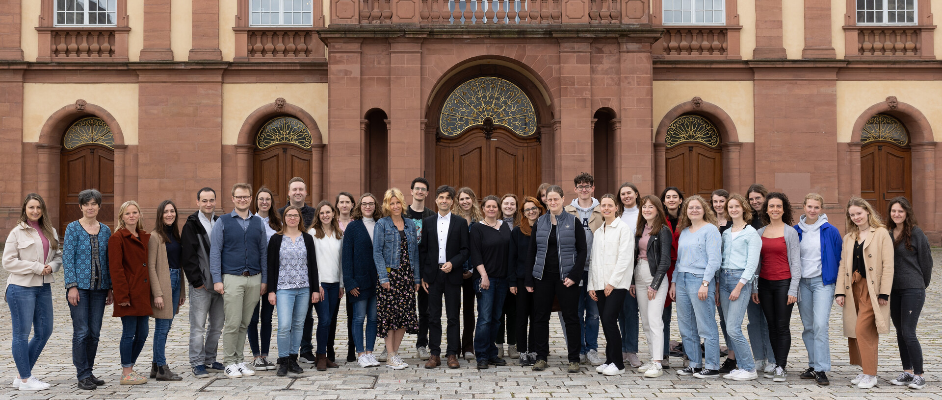 Die Mitarbeiter*innen von der psychotherapeutischen Hochschulambulanz und dem Lehrstuhls des Otto-Selz-Instituts auf dem Ehrenhof des Schlosses.