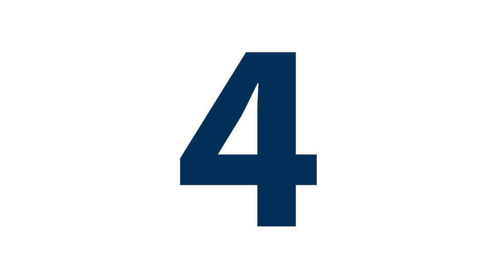 Auf weißem Hintergrund ist in blau die Zahl "Vier" zu sehen.