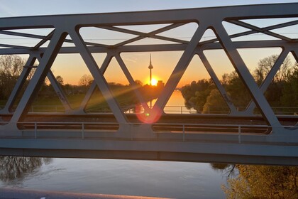 Riedbahnbrücke im Abendlicht. Im Hintergrund der Fernmeldeturm
