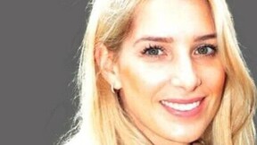 Sabrina Finkbeiner Sabrina Finkbeiner hat lange blonde Haare. Sie trägt eine beige Jacke und lächelt in die Kamera.
