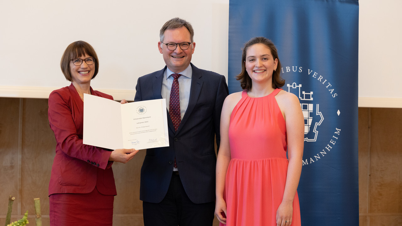 Prof. Dr. Annette Kehnel überreicht Prof. Dr. Philipp Gassert die Urkunde für den Lehrpreis 2022