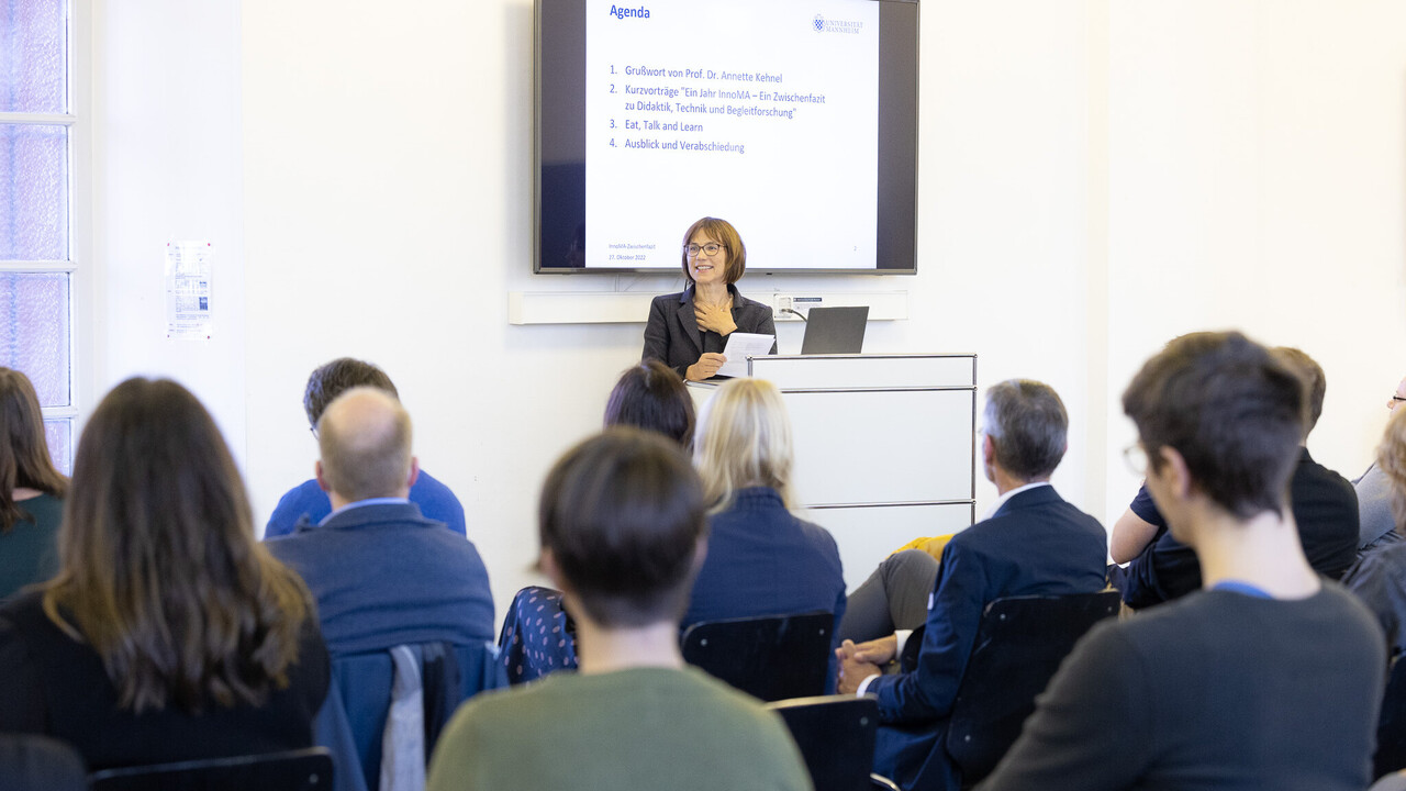 Prof. Dr. Annette Kehnel steht am Redepult. Sie hält ein Grußwort zu "Ein Jahr InnoMA" in einem vollbesetzten Raum.