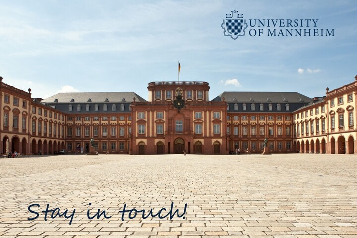Postkarte mit Foto vom Mannheimer Schloss mit Ehrenhof mit der Aufschrift "Stay in touch" und dem Logo der Universität.