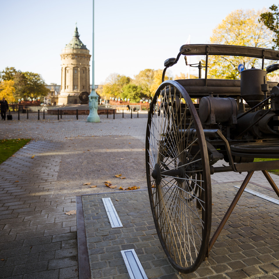 Denkmal für Carl Benz in Mannheim: Nachbau des Benz-Patent-Motorwagen