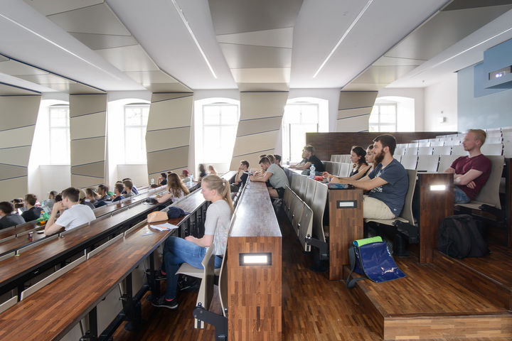Studierende sitzen in einem Hörsaal.