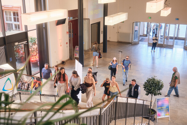 Besucher*innen des Uni-Fests im Ostflügel des Schlosses.
