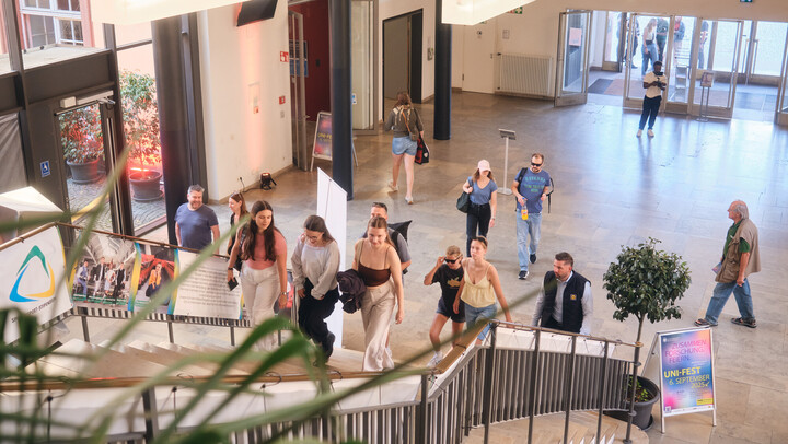 Besucher*innen des Uni-Fests im Ostflügel des Schlosses.