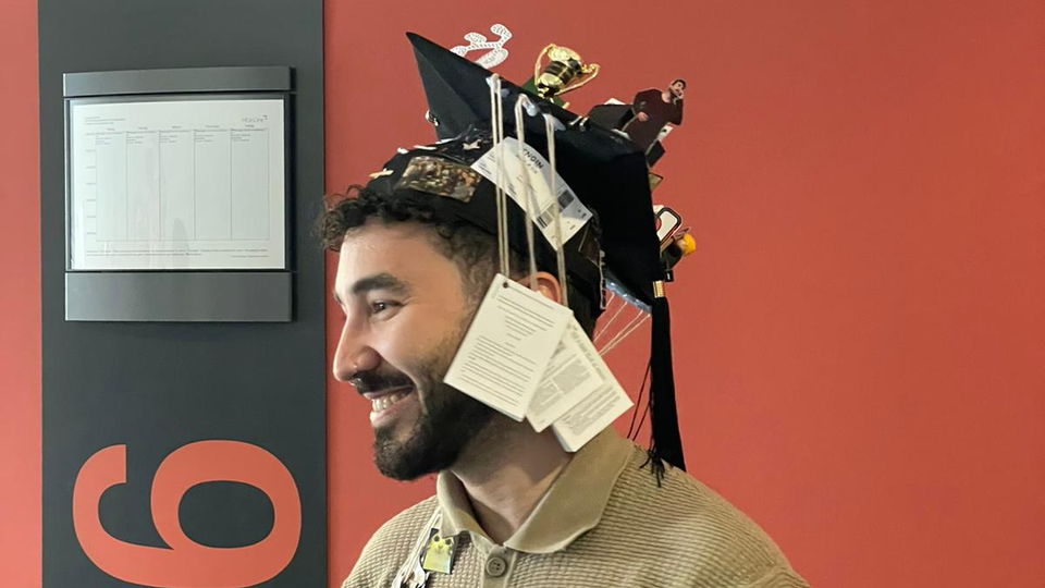 Picture showing Emre Alagöz right after the successful defense of this thesis.