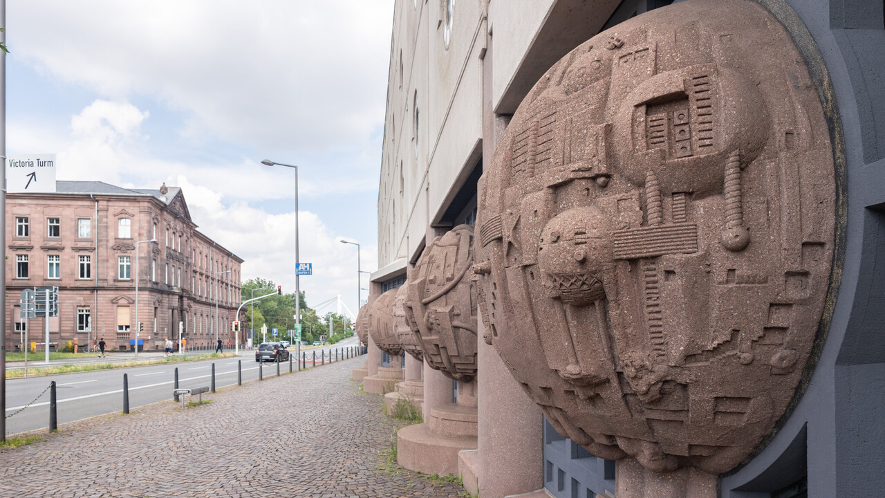 Steinkugeln am Gebäude