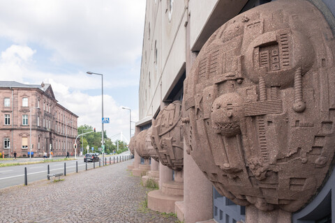 Steinkugeln am Gebäude 