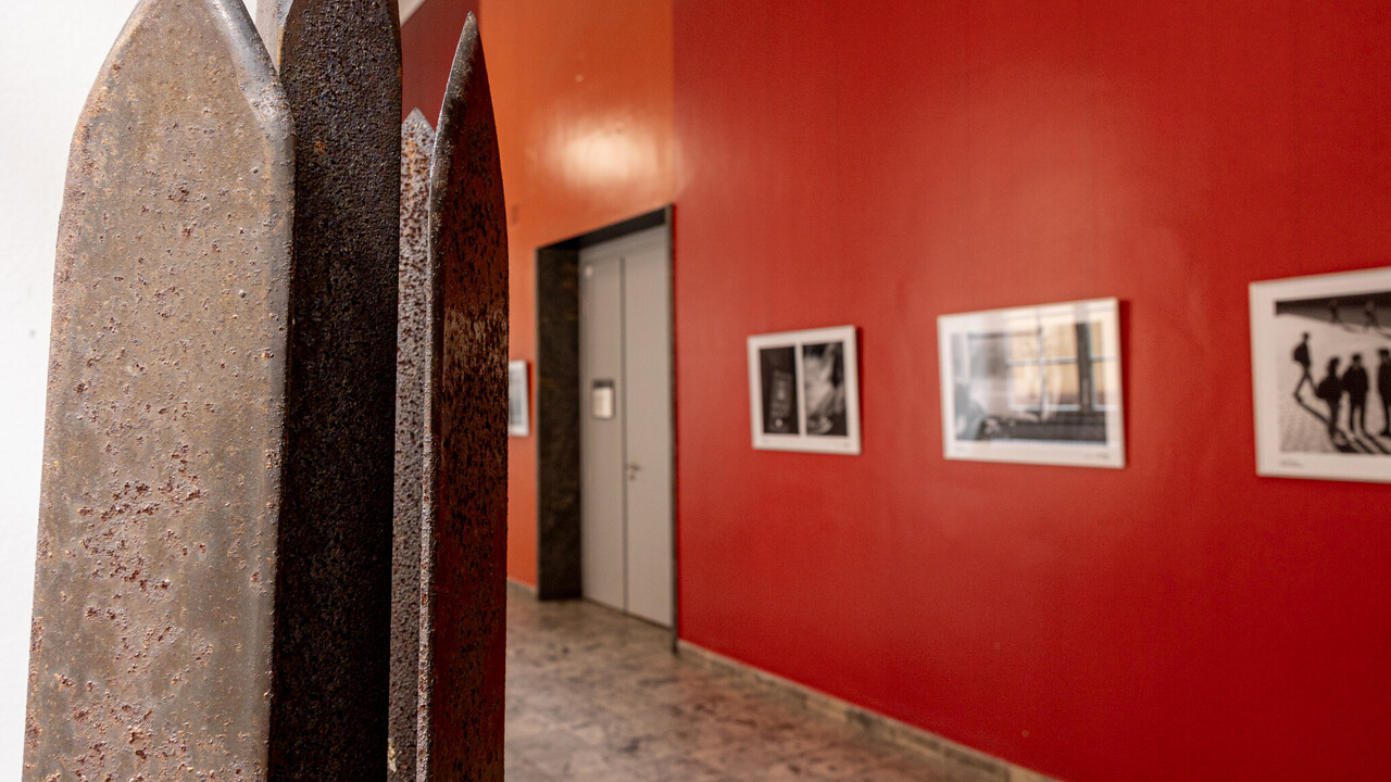 Metallskulptur im Flur der Universität Mannheim