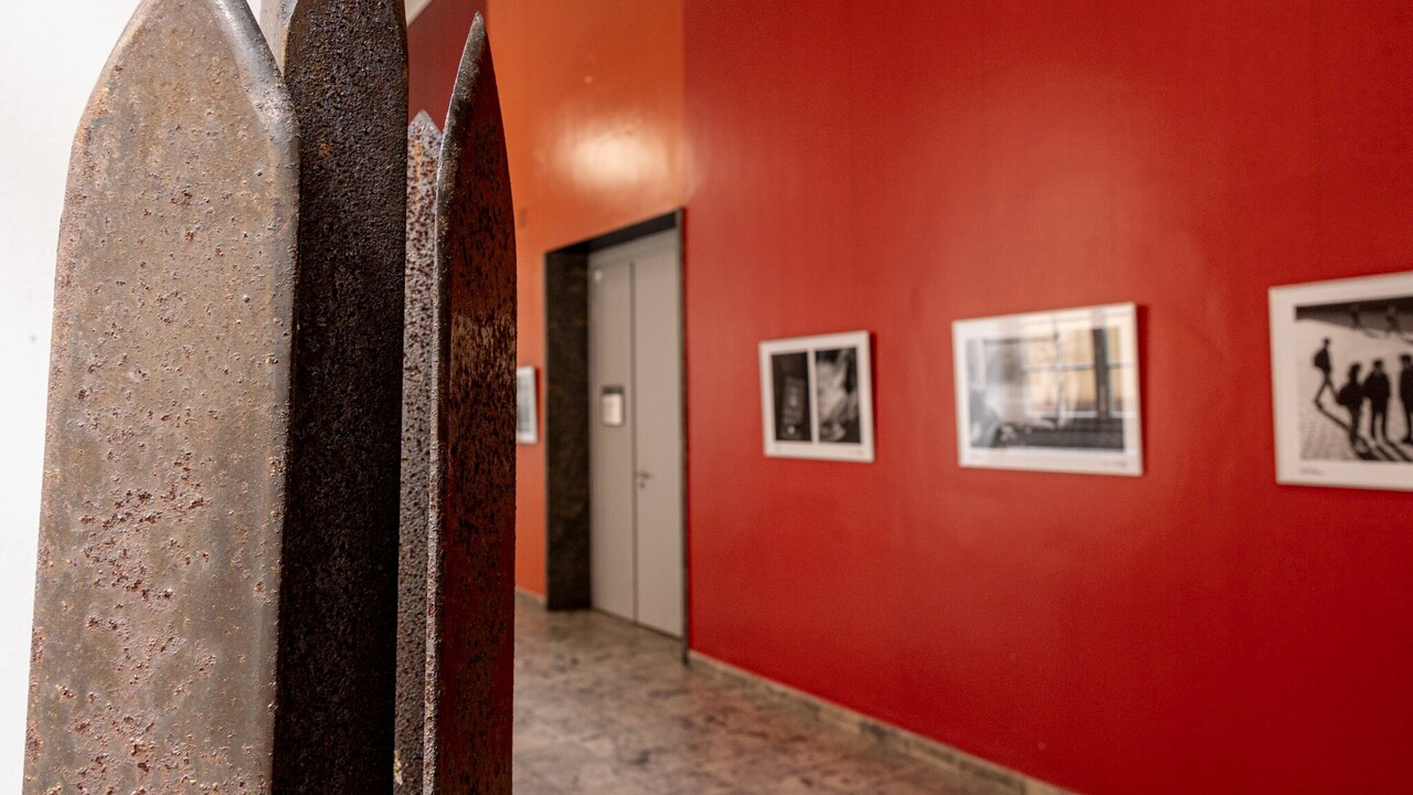Metallskulptur im Flur der Universität Mannheim