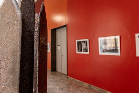 Metallskulptur im Flur der Universität Mannheim