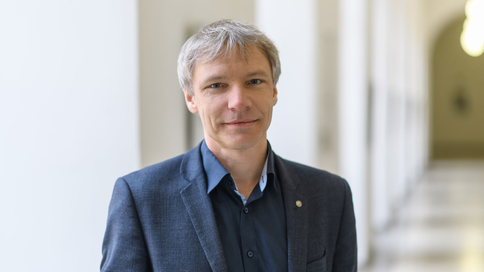 Stefan Münzer hat kurze graue Haare. Er trägt ein blaues Hemd und ein blaues Jacket.