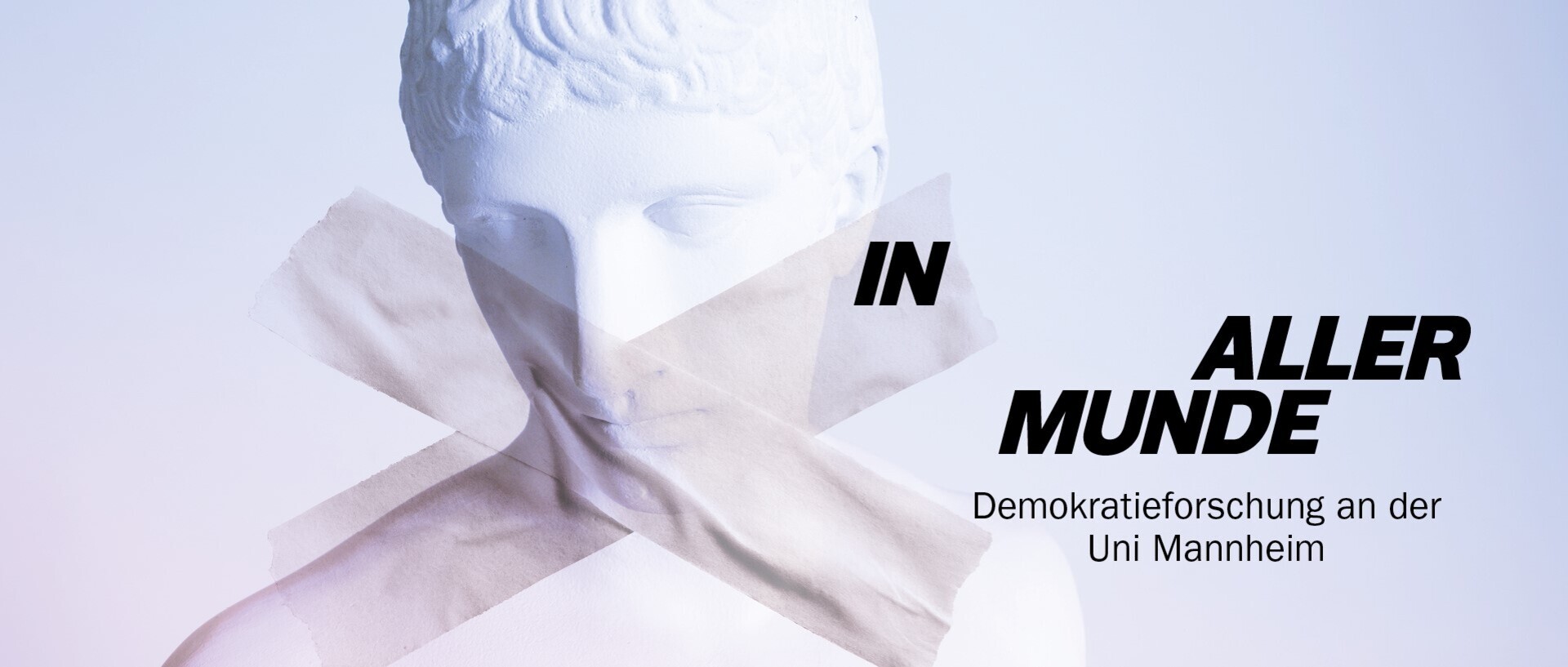 Eine Figur aus dem Antikensaal. Über ihrem Mund ist Klebeband per Fotomontage eingefügt. Daneben steht in schwarzer Schrift: In aller Munde. Demokratieforschung an der Uni Mannheim.