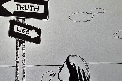 Eine Frau mit langen Haaren schaut an einem Mast hoch, an dem ein großer Pfeil mit der Aufschrift "Truth" nach links zeigt und ein etwas kleinerer Pfeil mit der Aufschrift "Lies" nach rechts.
