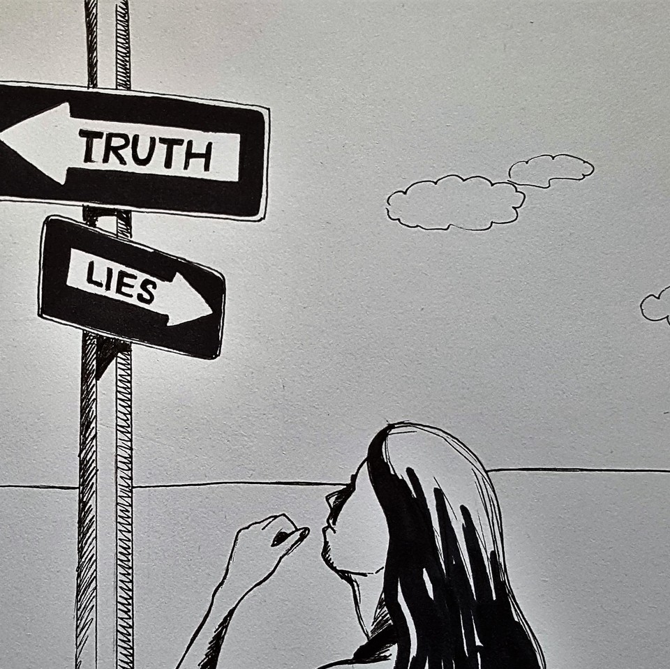 Eine Frau mit langen Haaren schaut an einem Mast hoch, an dem ein großer Pfeil mit der Aufschrift "Truth" nach links zeigt und ein etwas kleinerer Pfeil mit der Aufschrift "Lies" nach rechts.