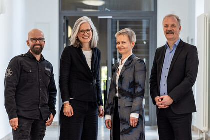 The future Vice Presidents of the University of Mannheim stand next to each other in the hallway.
