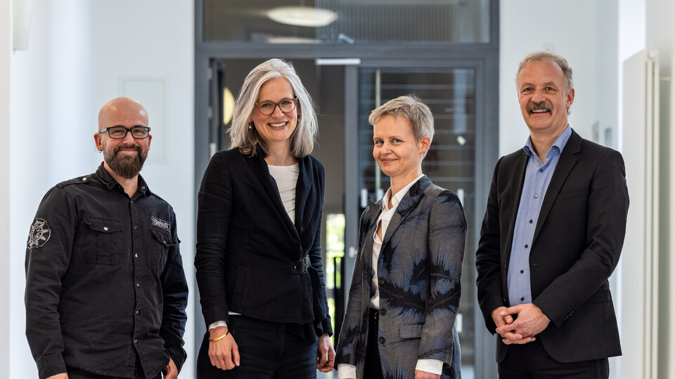 The future Vice Presidents of the University of Mannheim stand next to each other in the hallway.