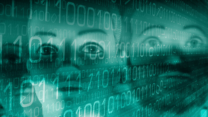 Abstrakte Darstellung von menschlichen Gesichtern hinter einem Schleier aus Binärcode (0 und 1) in grünlichen Tönen. Die Gesichter erinnern an Puppen oder Roboter.