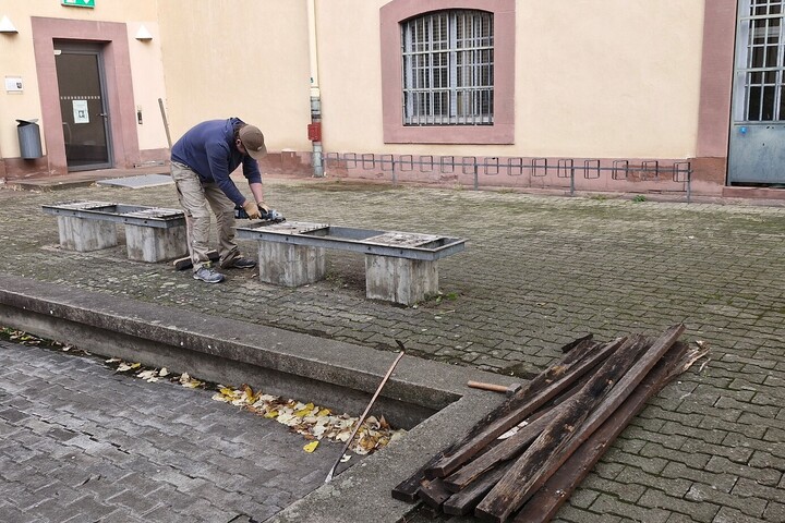 Renovierungsarbeiten an den Bänken