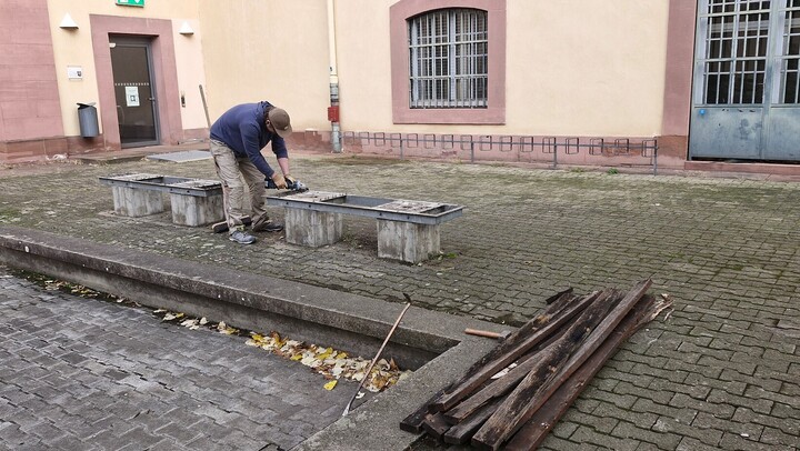 Renovierungsarbeiten an den Bänken