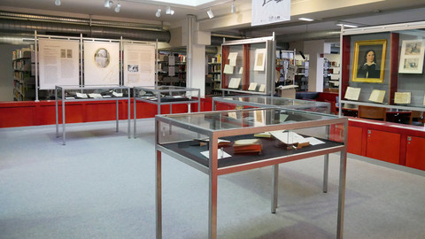 Sicht in den Bibliotheksbereich A3, in welchem eine Ausstellung stattfindet.