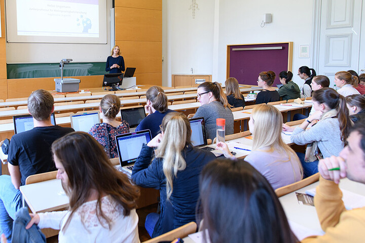 Studierende hören bei einer Vorlesung zu.