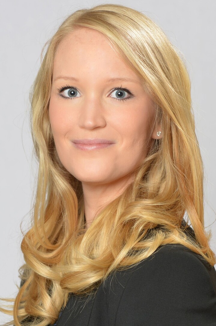 Portraitfoto einer Frau mit blonden Haaren