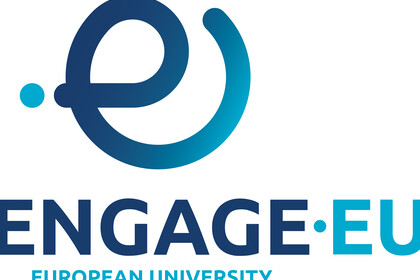 Logo von Engage.EU. Blaue Schrift mit den Worten "Engage.EU, european university"auf weißem Hintergrund