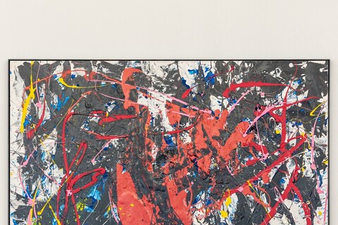 Ein abstraktes Gemälde mit überwiegend schwarzen Flächen und bunten Farbklecksen.