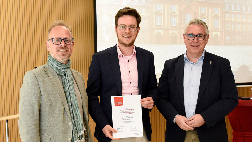 Der Preisträger Jan Schweers (mitte) mit Bildungsbürgermeister Dirk Grunert (links) und Wirtschaftsbürgermeister Thorsten Riehle (rechts).
