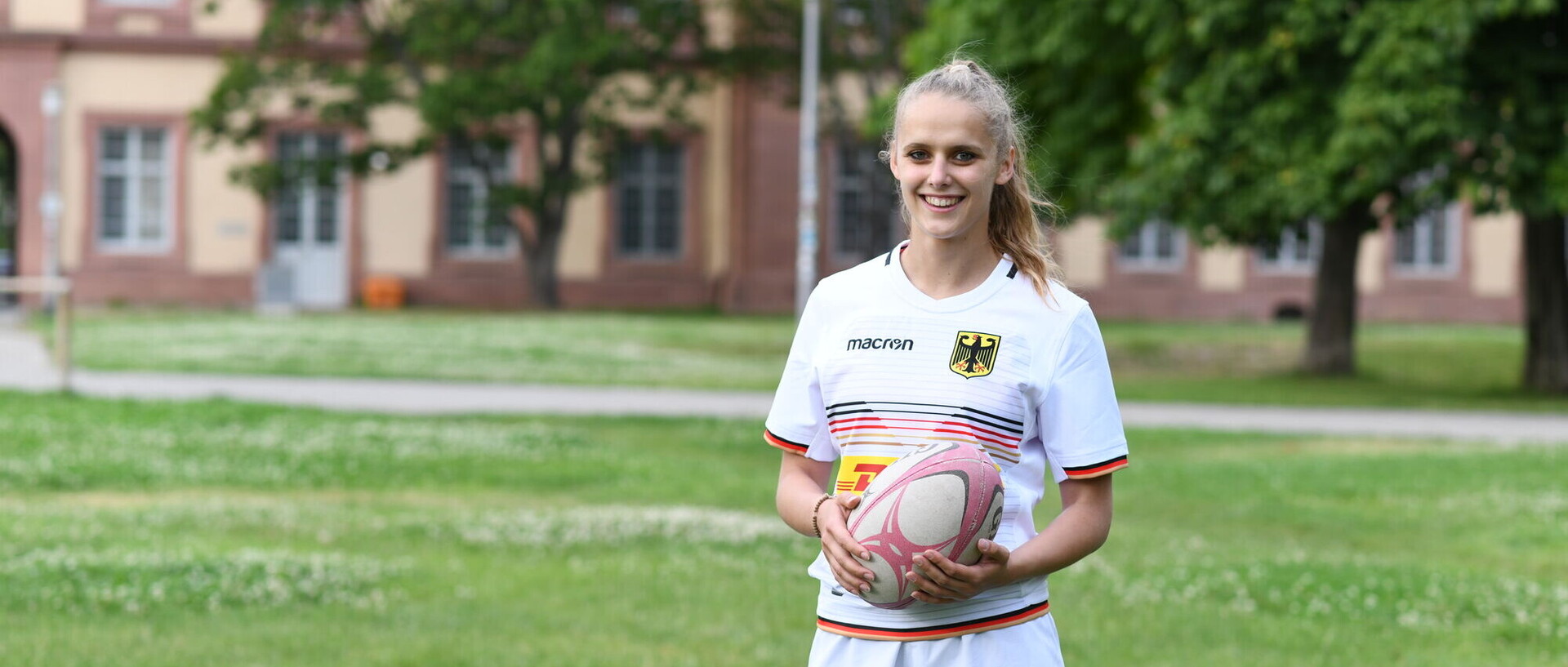Sportlerin der Rugby Nationalmannschaft auf der Mensawiese