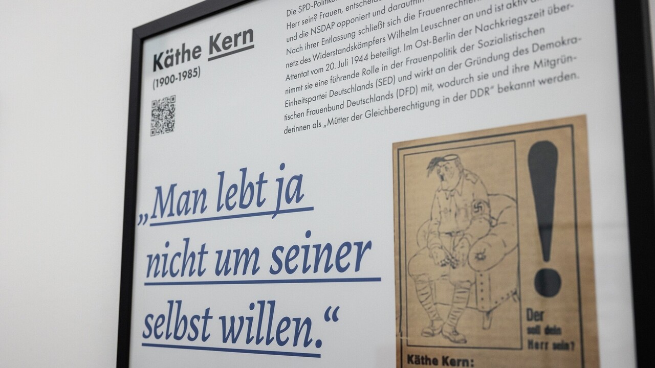 Eingerahmte Informationstafel aus einer Ausstellung über Frauen der Vergangenheit